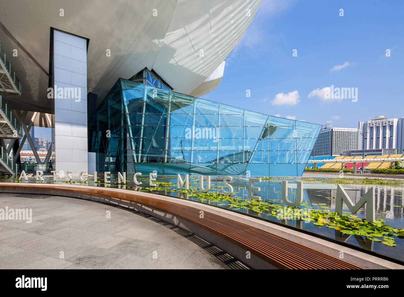 Panneau et pavillon de verre du Musée des sciences de l'art. Singapour Banque D'Images