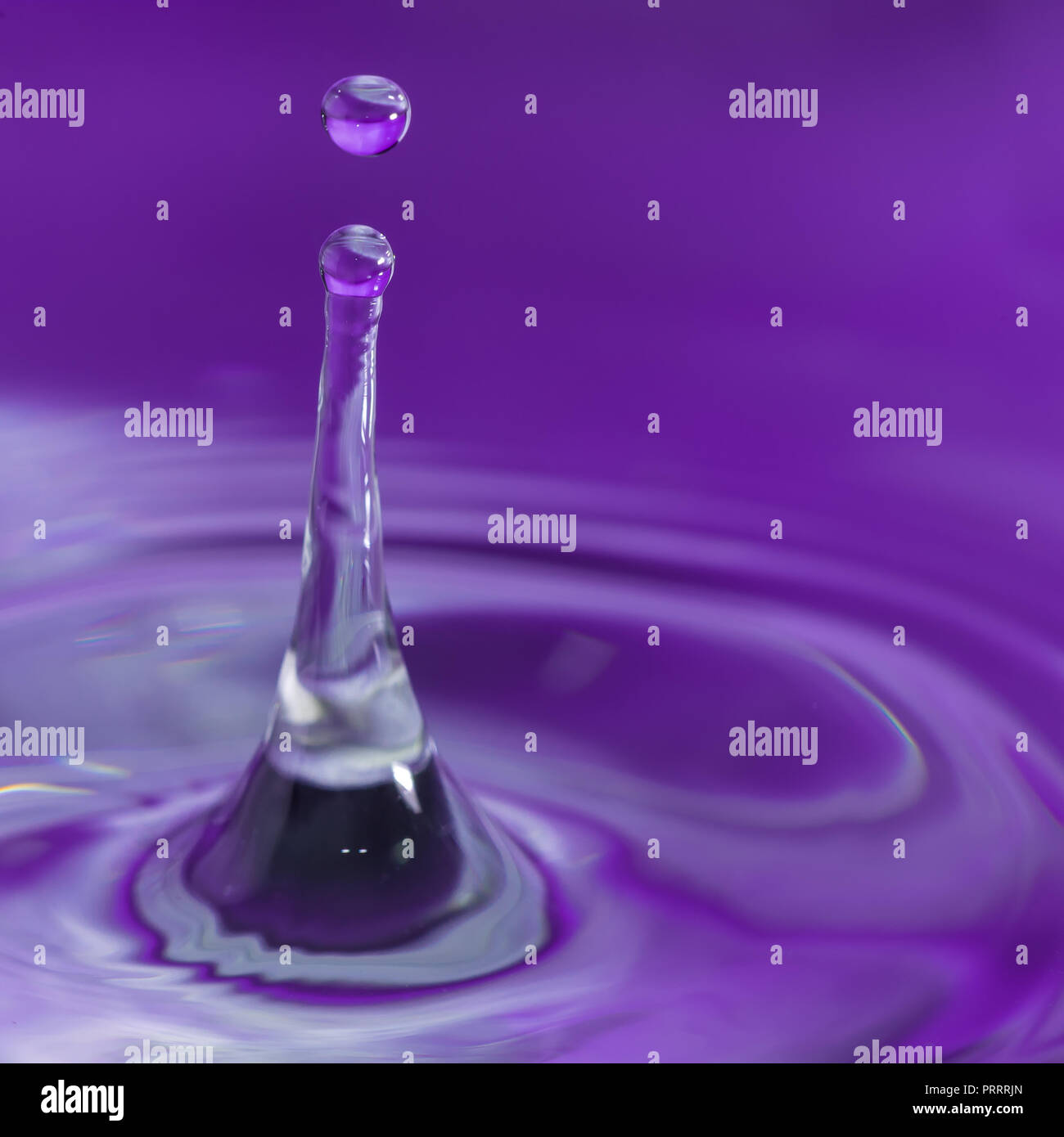 Des gouttelettes d'eau colorée de rebondir sur l'eau Banque D'Images