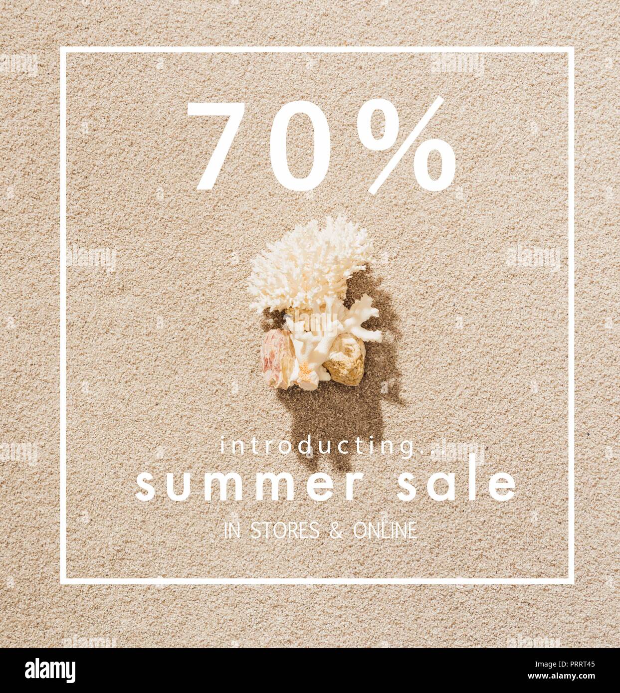 Vue de dessus de la plage de sable de corail avec summer sale sign Banque D'Images