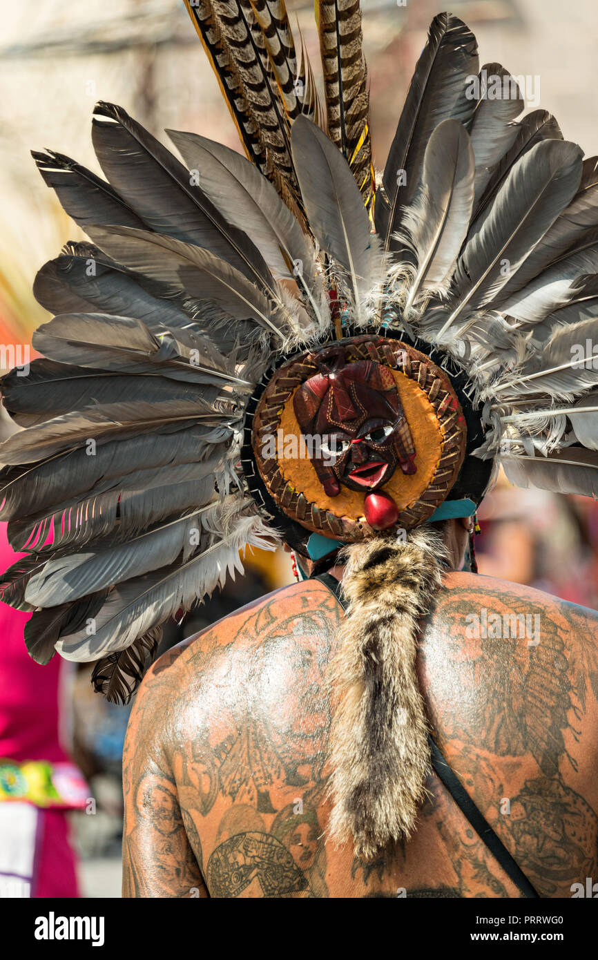 La tatouée arrière d'un Indien mexicain danseur Concheros lors d'événements célébrant le saint patron des villes pendant la fête de Saint Michel Le 30 septembre 2018 à San Miguel de Allende, Mexique. Le festival est un événement de quatre jours avec des processions, des défilés et une fin de nuit bataille d'artifice. Banque D'Images