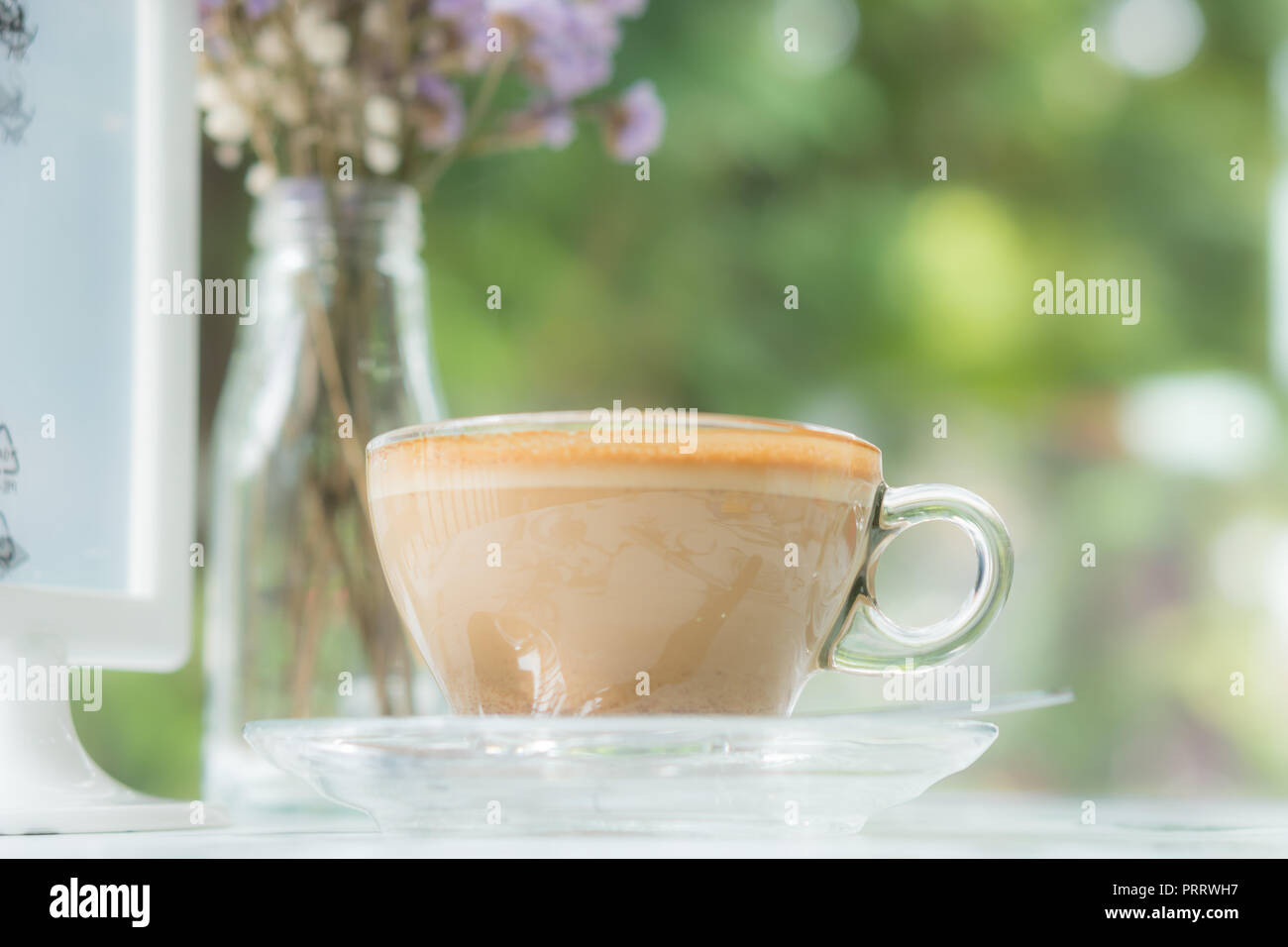 Cappuccino en coupe claire sur la table cafe Banque D'Images