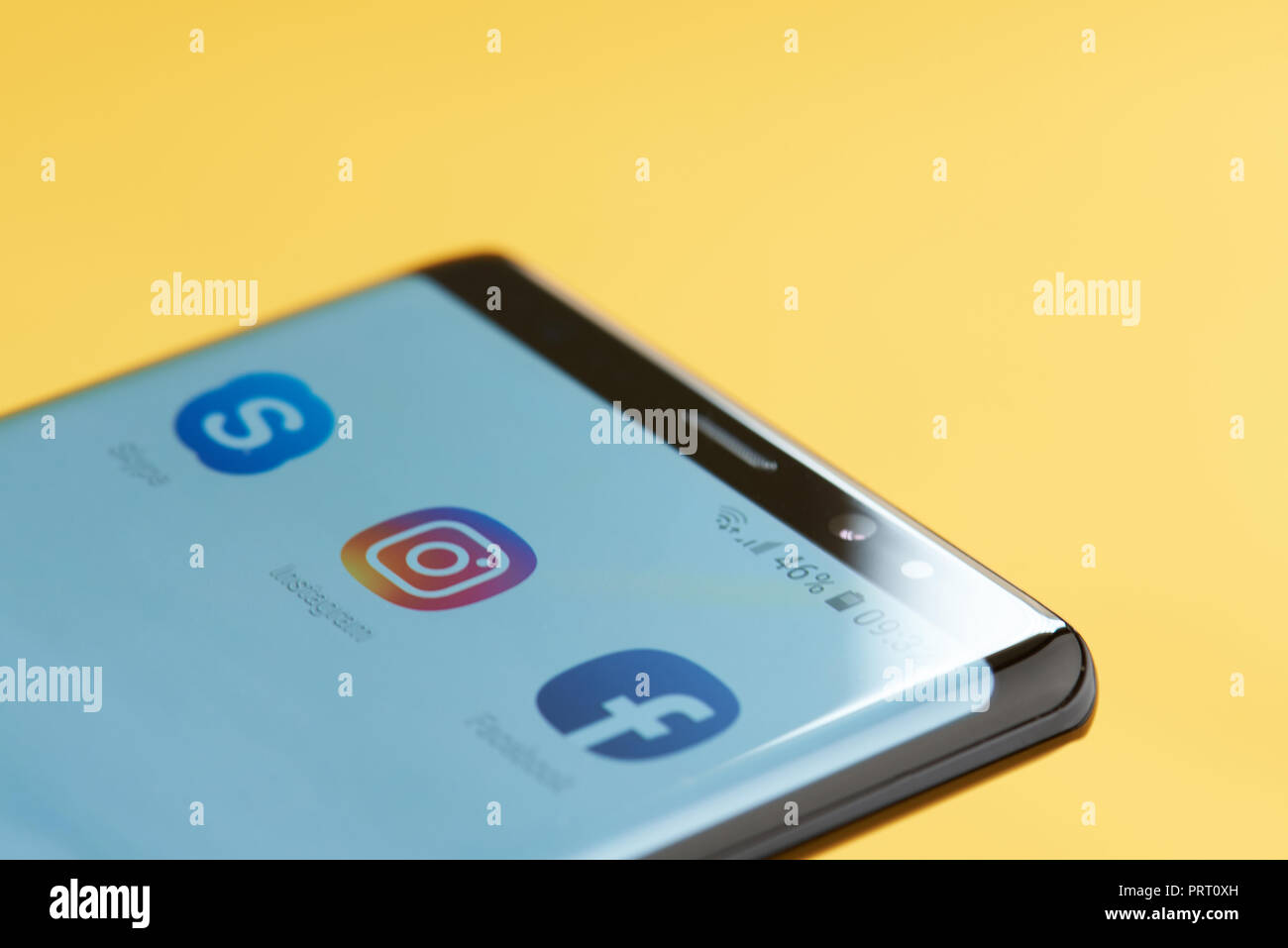 New York, USA - 3 octobre 2018 : l'icône sur l'écran du smartphone Instagram vue en gros à fond jaune Banque D'Images