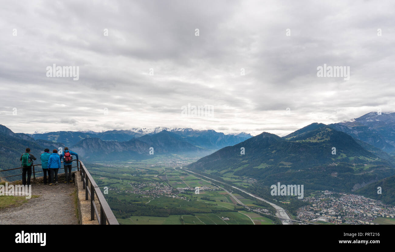 Paysage de montagne de la vallée du Rhin en Suisse avec l'randonneur debout sur une plate-forme d'observation au sommet d'une montagne Banque D'Images