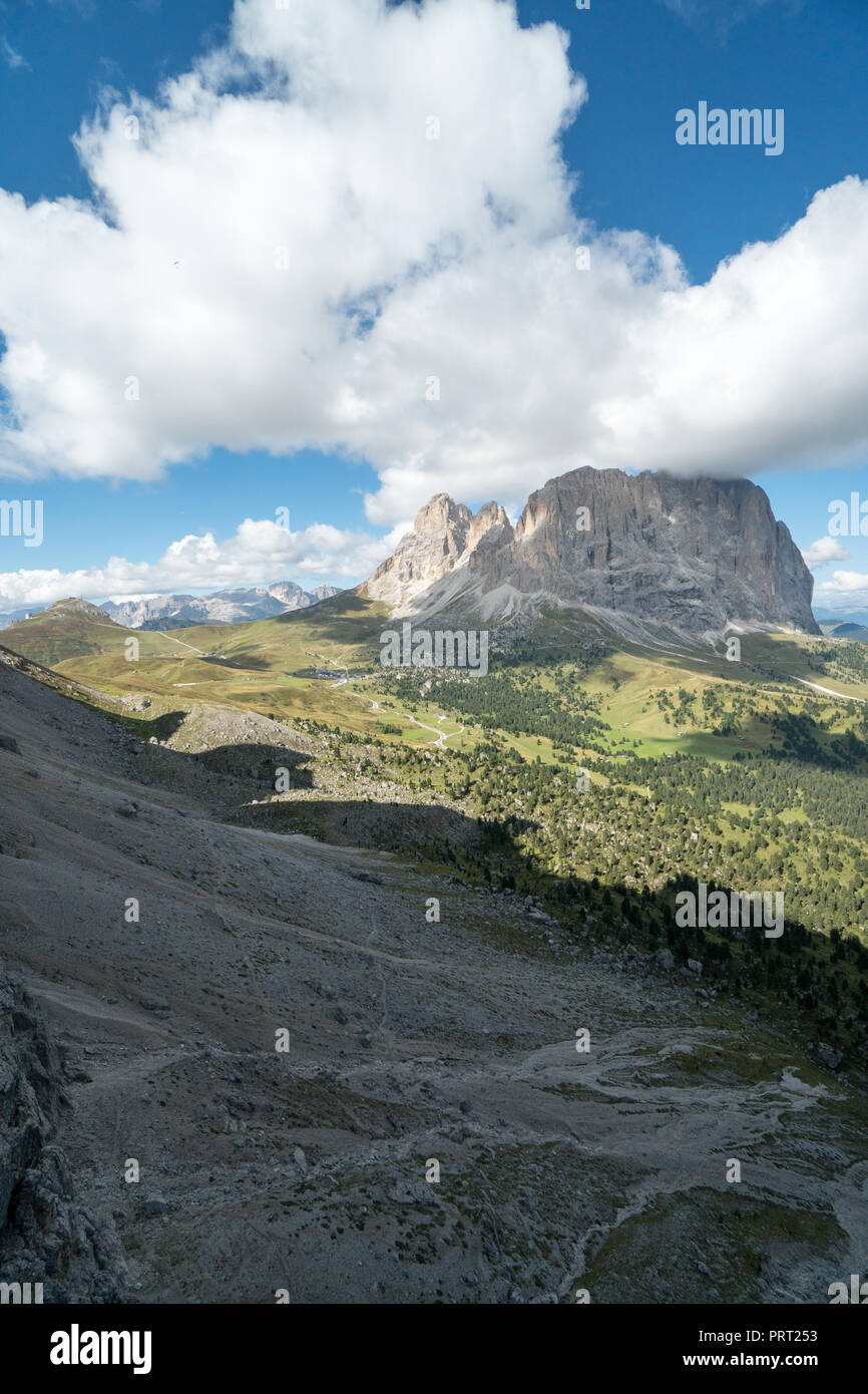 La Dolomite grand paysage d'automne en Alta Badia avec le Passo Sella et une vue sur le majestueux pic Langkofel en Val Gardena en Italie du nord Banque D'Images