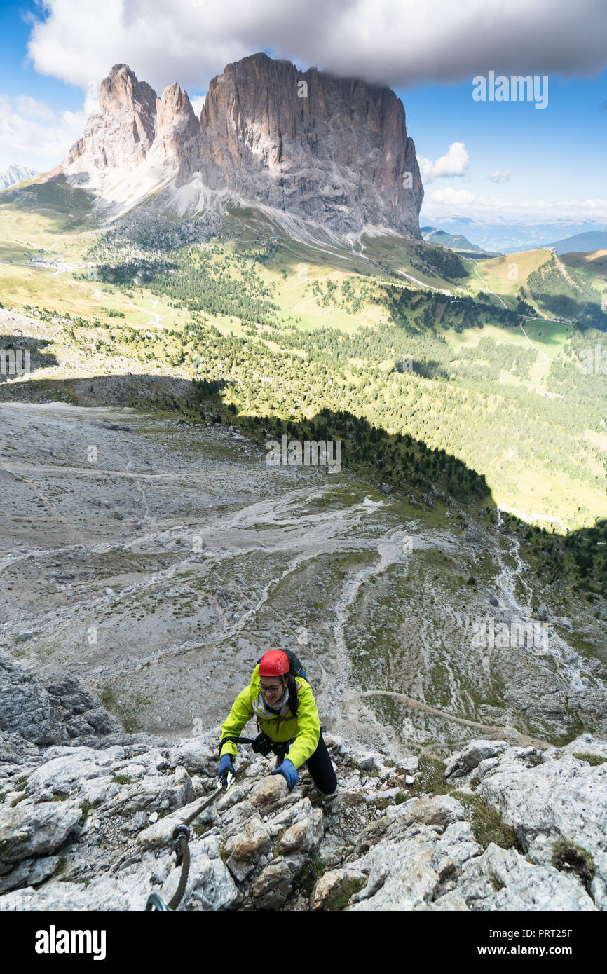 Les jeunes femmes attrayantes d'alpiniste dans les Dolomites de l'Italie avec une très belle vue Banque D'Images