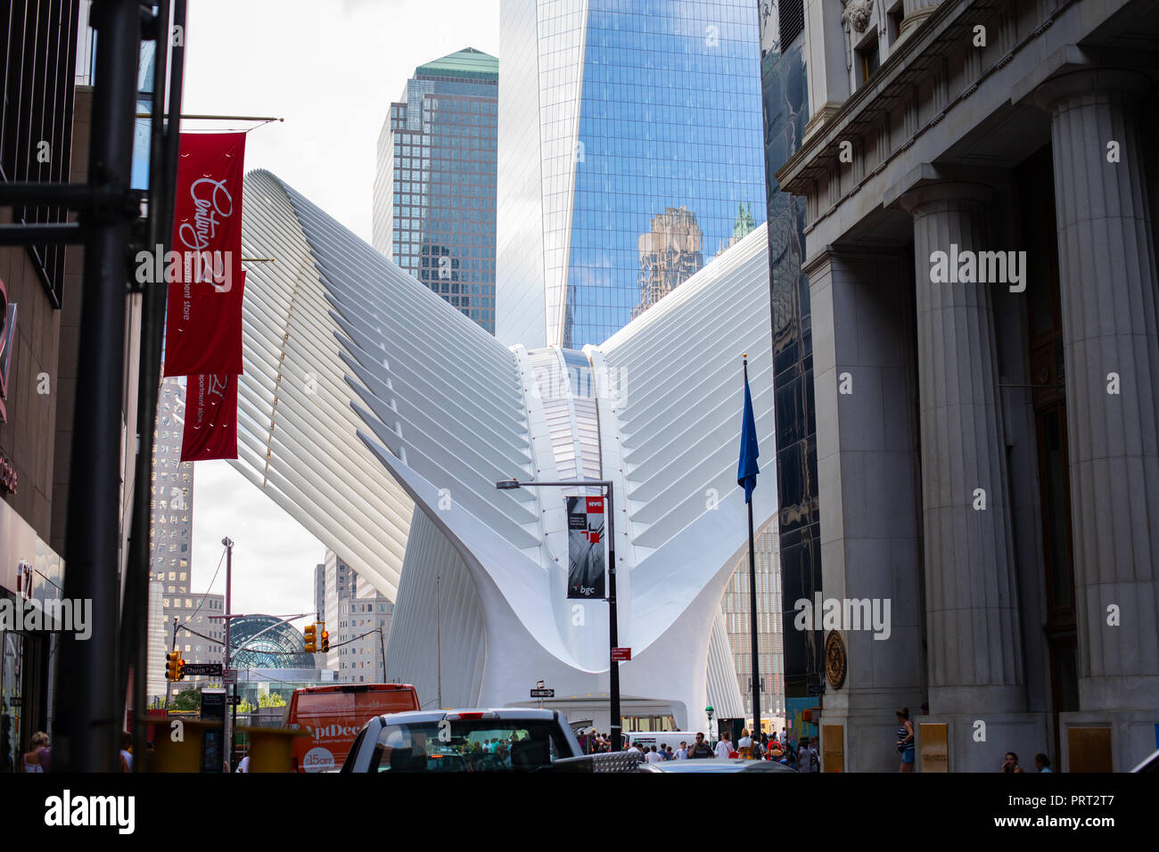 La ville de New York, USA - Août, 2018 : l'oculus de forme futuriste centre des transports à la station de métro World Trade Center à New York City, USA. Conçue par Santiago Calatrava Banque D'Images