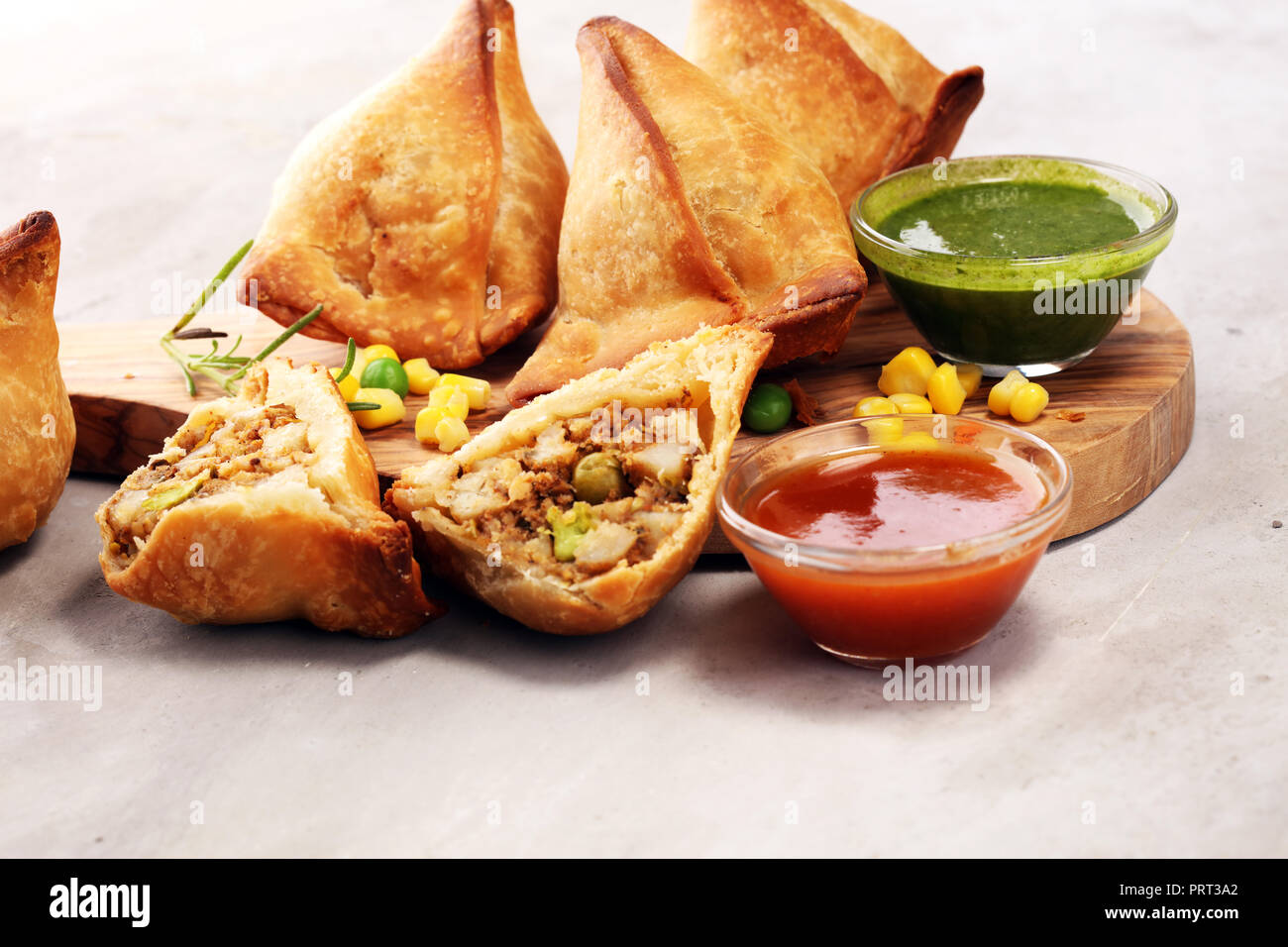 Samsa végétariens samosas Indiens ou.spécial de l'alimentation de rue traditionnels pendjabi ou samosa Coxinha Croquete, et d'autres collations brésilien frit. Banque D'Images