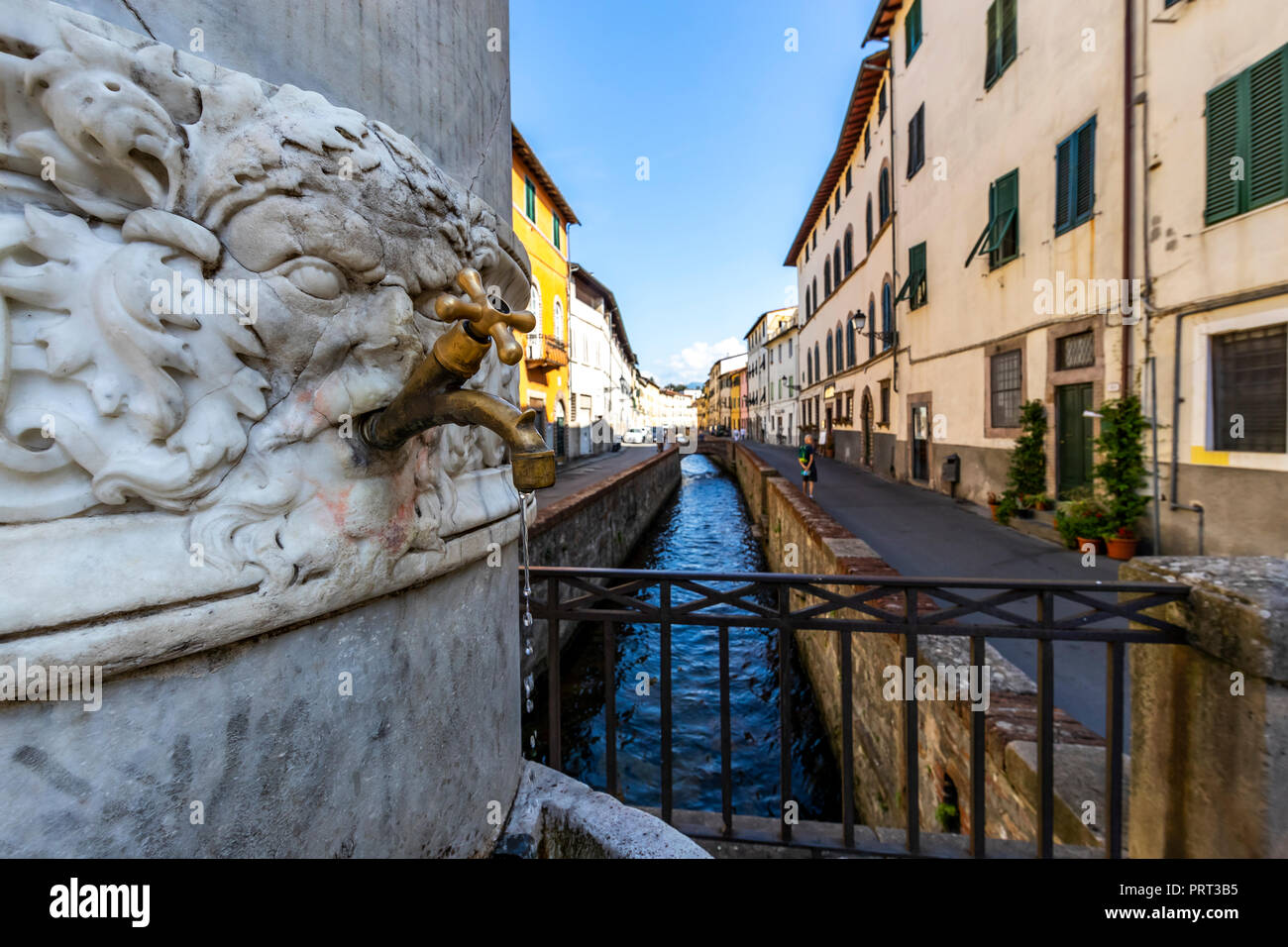 Fontaine d'eau publique à Via della Fratta, où les habitants viennent pour remplir leurs bouteilles d'eau gratuitement. La ville de Lucca, Toscane, Italie Banque D'Images