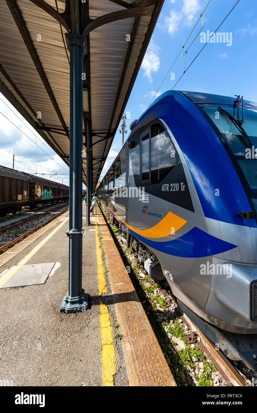 Voyage en train et gare italienne y compris trans Euro marchandises. La ville de Lucca, Toscane, Italie Banque D'Images