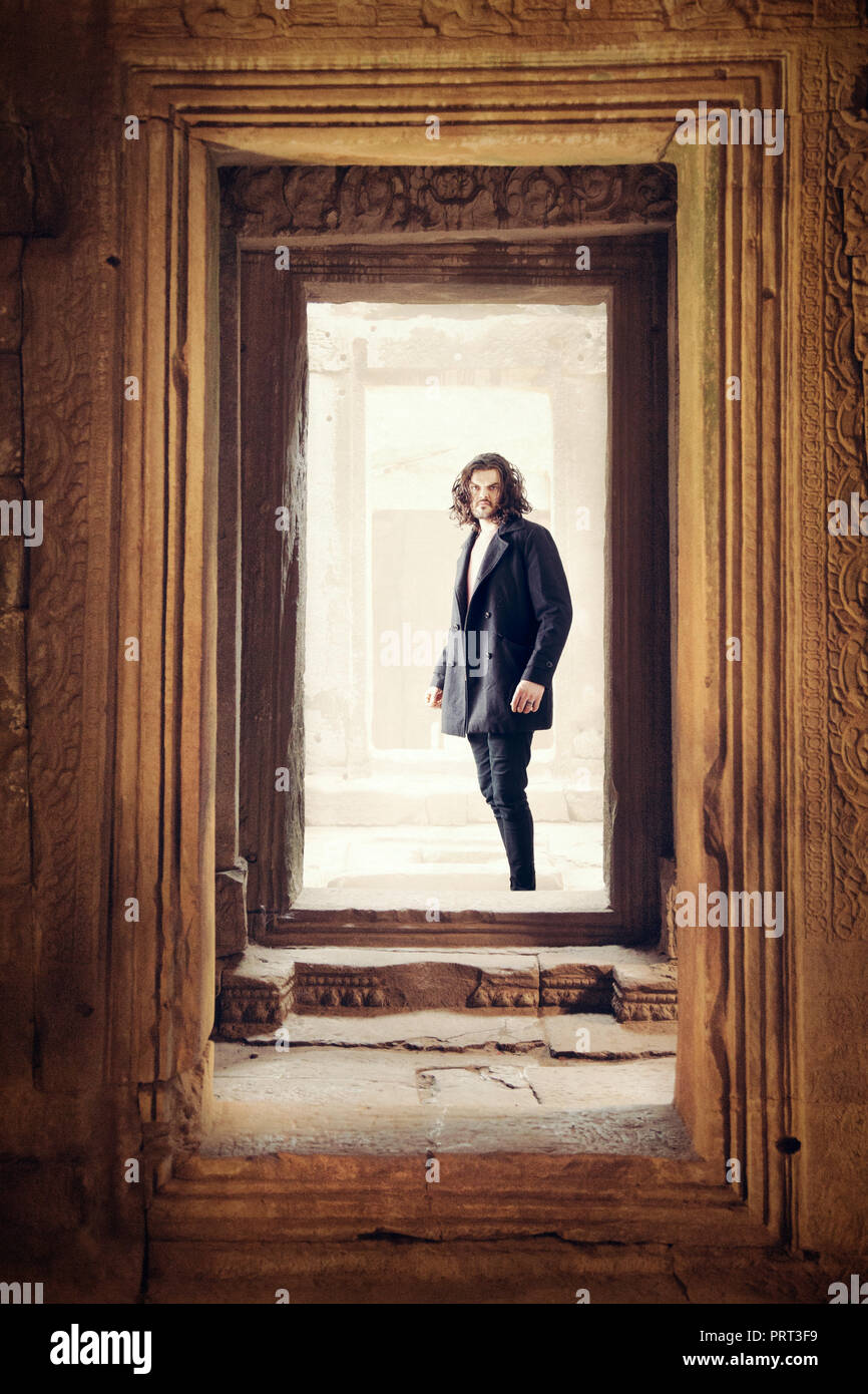L'homme dans l'encadrement de porte en pierre ancienne Banque D'Images