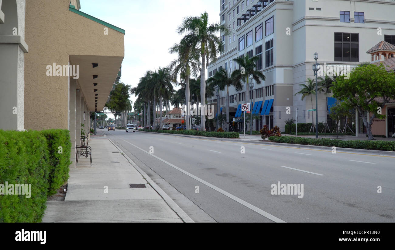 Centre-ville est Boca Raton Florida jour extérieur temps établissant shot photo de Street View le trafic passant magasins entreprises et hôtels Banque D'Images