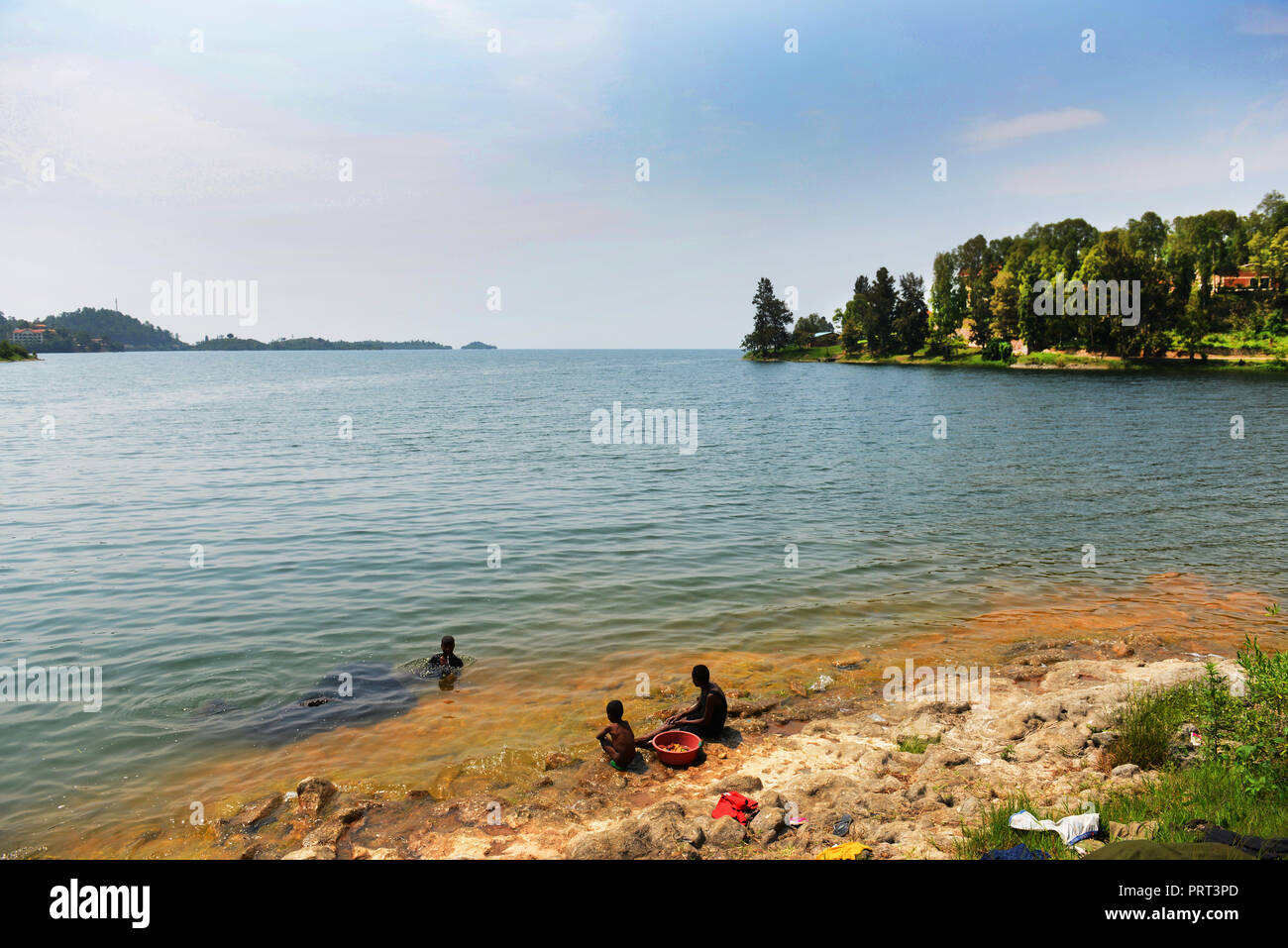 Temps de blanchisserie sur la rive du lac Kivu au Rwanda. Banque D'Images Temps de blanchisserie sur la rive du lac Kivu au Rwanda. Banque D'Images