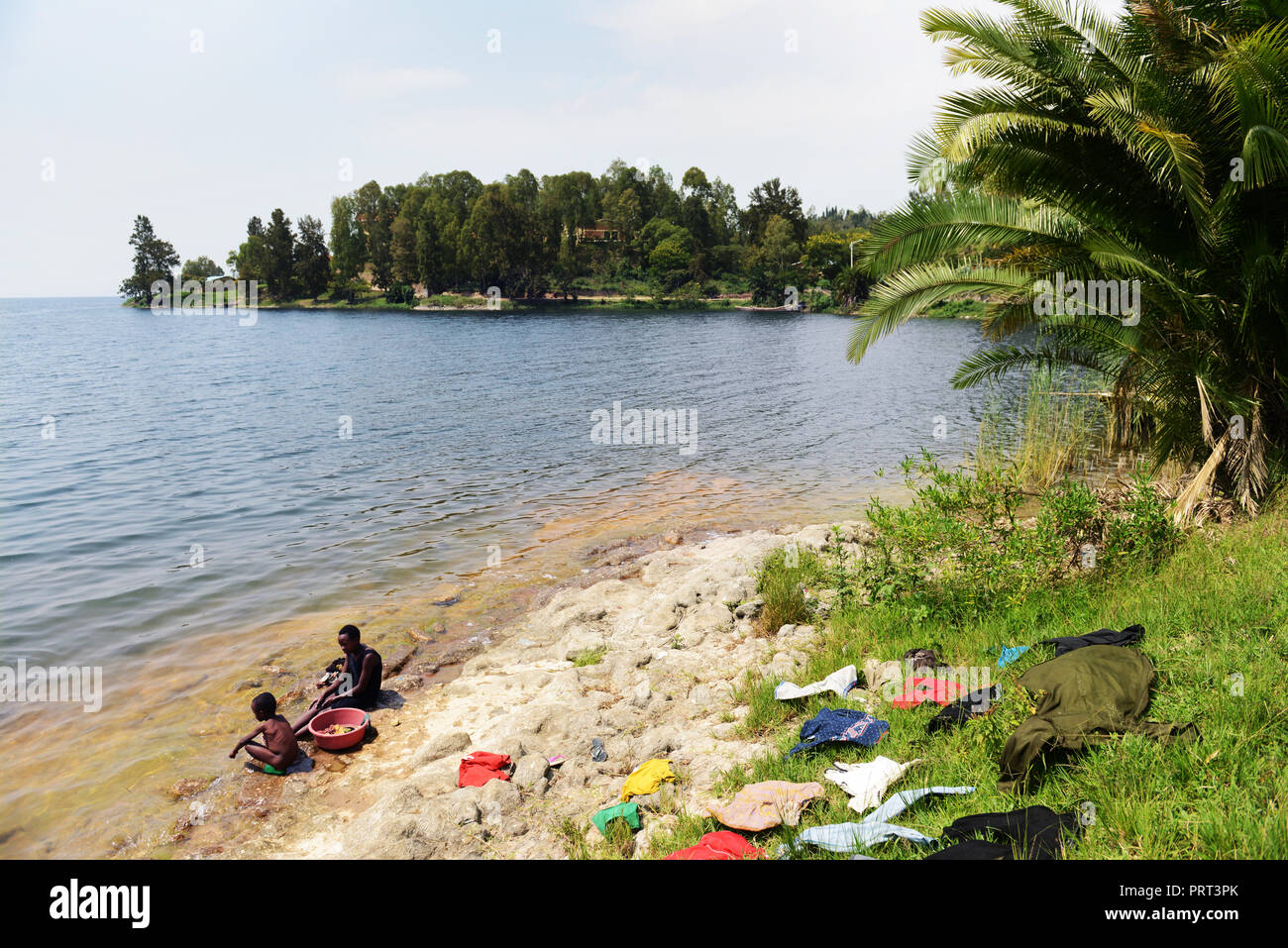 Temps de blanchisserie sur la rive du lac Kivu au Rwanda. Banque D'Images Temps de blanchisserie sur la rive du lac Kivu au Rwanda. Banque D'Images