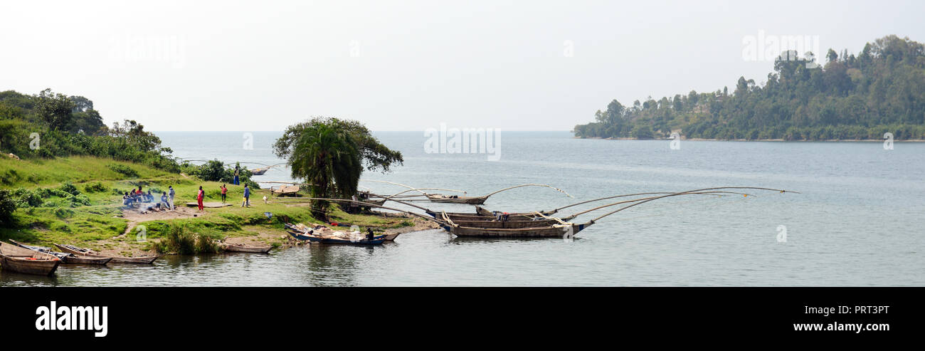 Bateaux de pêche sur la rive du lac Kivu, au Rwanda. Banque D'Images Bateaux de pêche sur la rive du lac Kivu, au Rwanda. Banque D'Images
