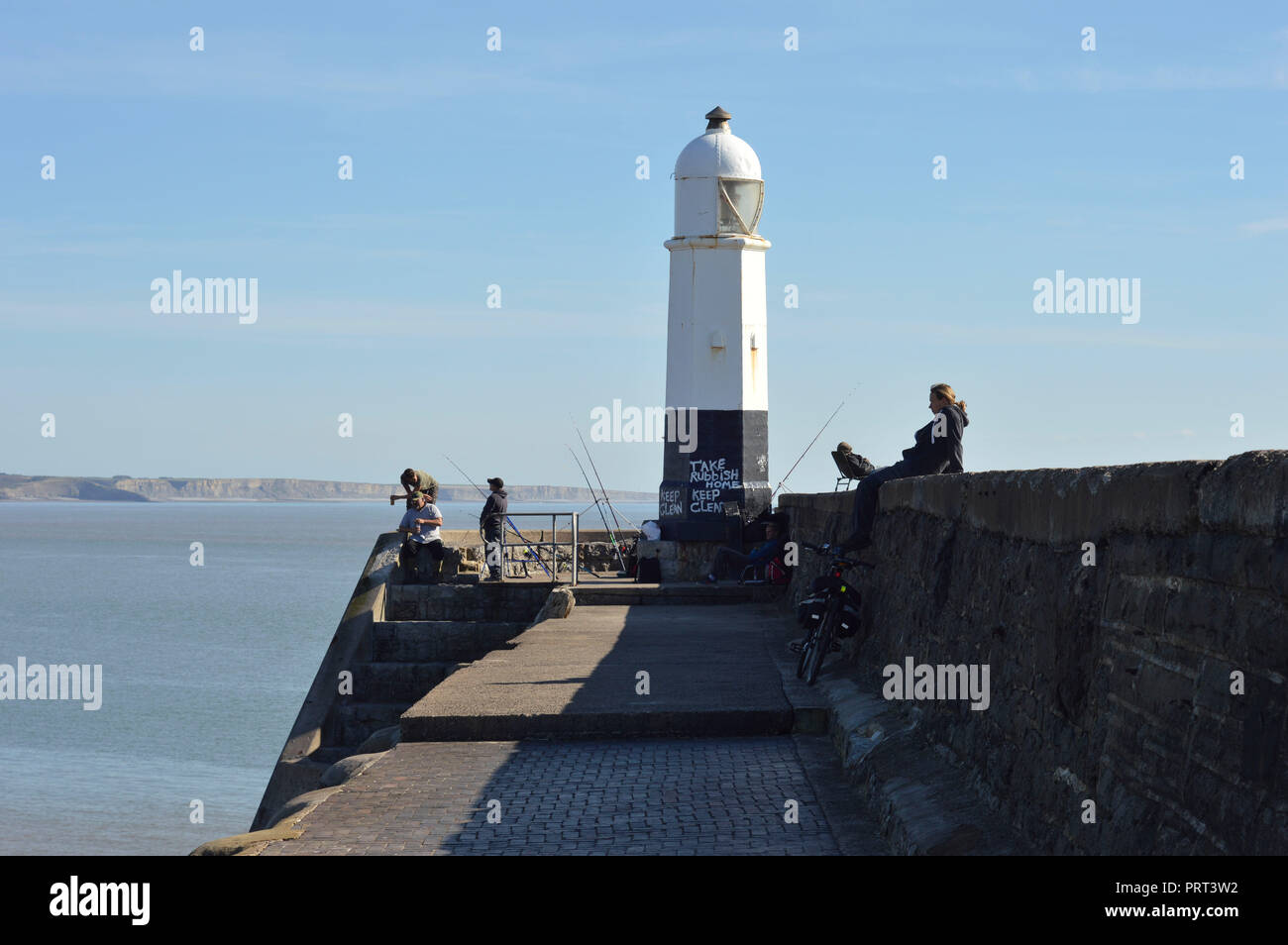 Porthcawl, au Pays de Galles. 29 septembre 2018. Les hommes de la pêche sur la jetée de Porthcawl. ©PoppyGarlick Banque D'Images