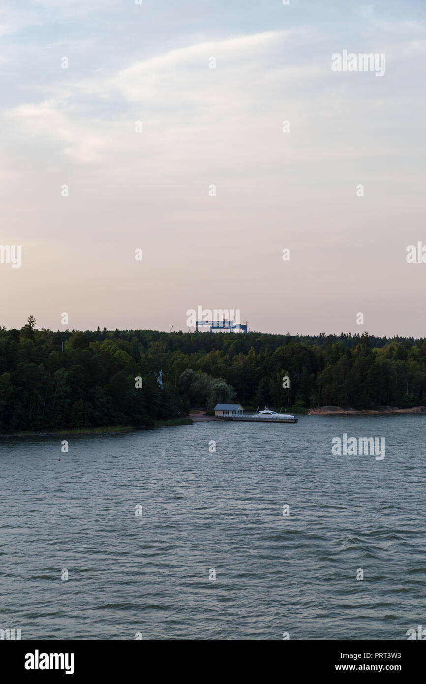 Editorial 08.09.2018 Turku Finlande deux grandes grues du chantier naval Meyer Turku Banque D'Images