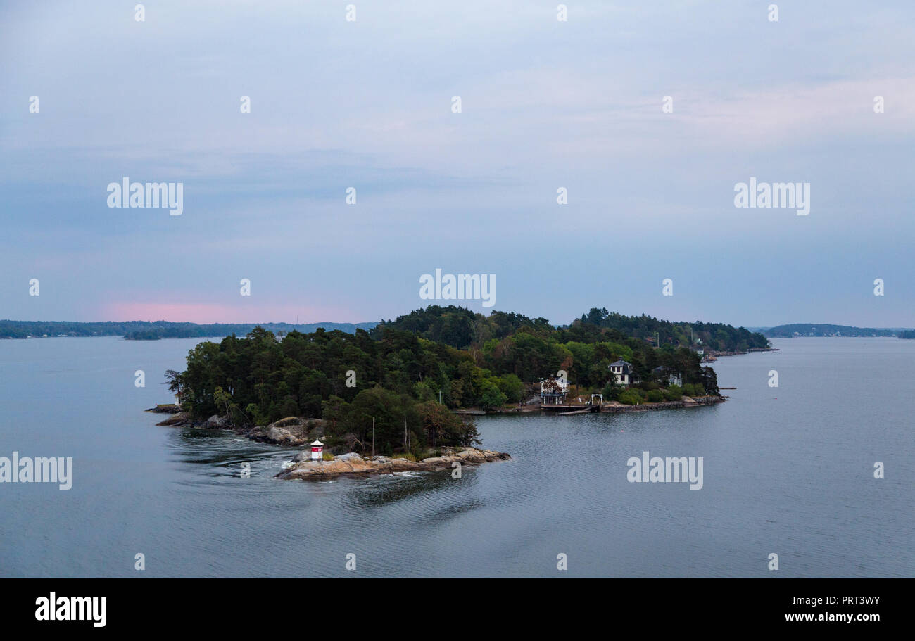 Maisons et chalets dans le tranquille archipel de Stockholm avec des arbres, Stockholm Suède Banque D'Images