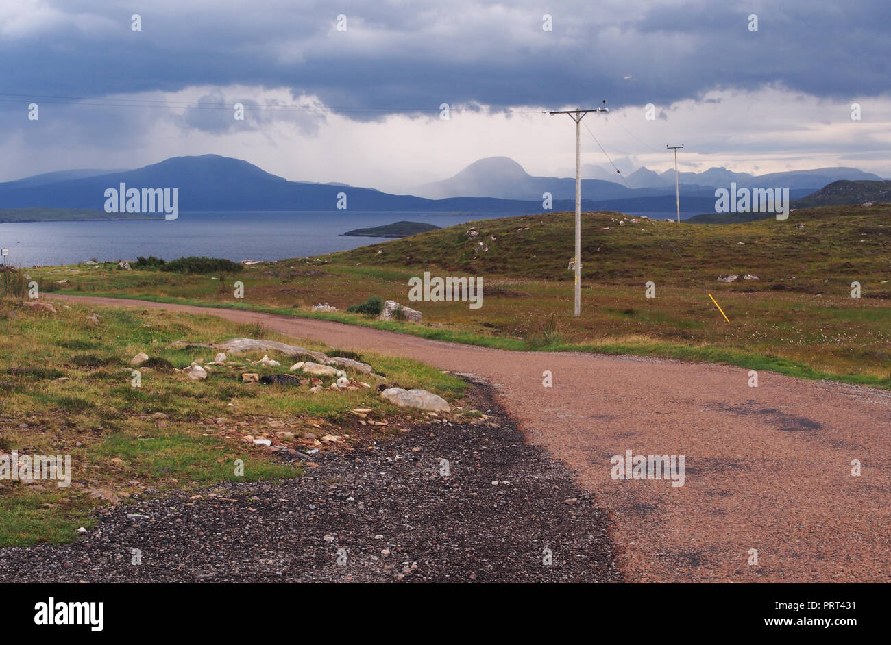 Une vue de Polbain, Ecosse, sur la mer et Îles Summer à la chaîne de montagnes Torridon et Skye montagnes au loin Banque D'Images