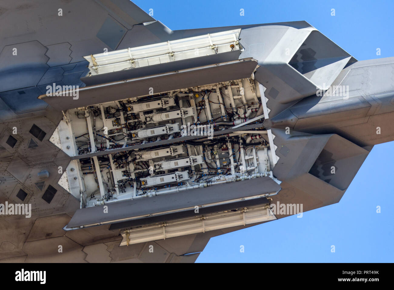 La baie d'armes de l'United States Air Force (USAF) Lockheed Martin F-22A Raptor furtif de cinquième génération d'avions d'appui tactique. Banque D'Images