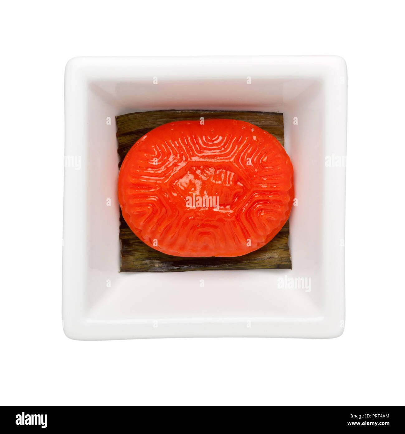 Chinois traditionnel - Pâtisserie gâteau tortue rouge dans un bol carré isolé sur fond blanc Banque D'Images