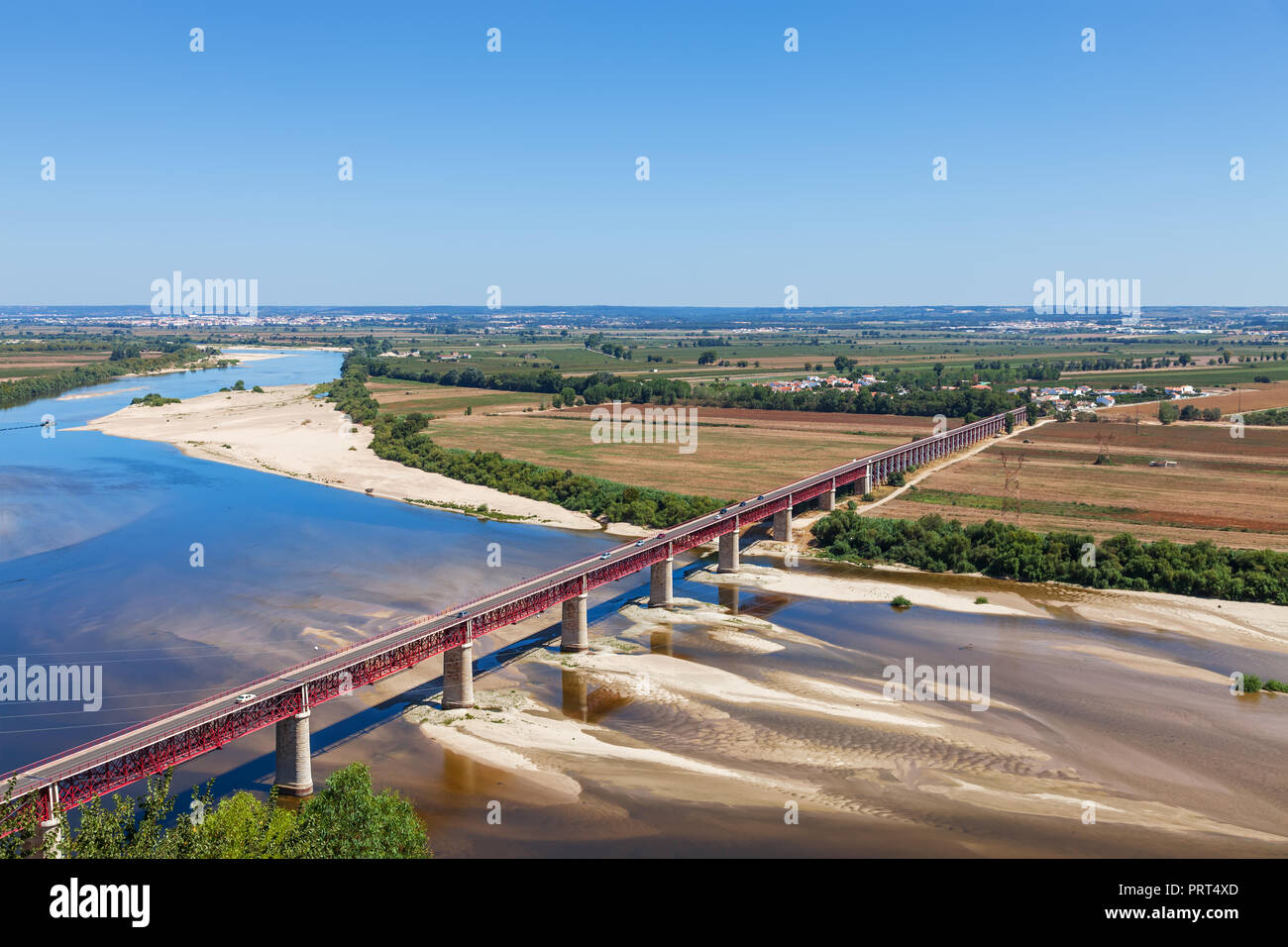 Santarem, Portugal. Ponte Dom Luis I Bridge, le Tage et le champs Leziria plaine alluviale fertile de Ribatejo,. Vu du belvédère Portas do Sol Banque D'Images
