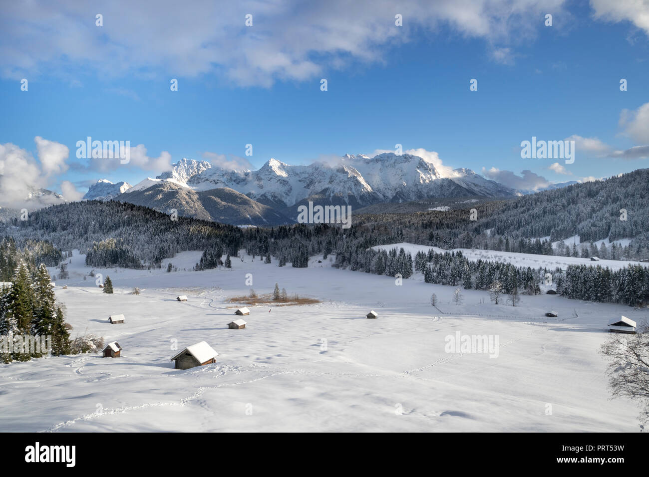 Beau paysage rural en Bavière avec des Karwendel à l'hiver Banque D'Images