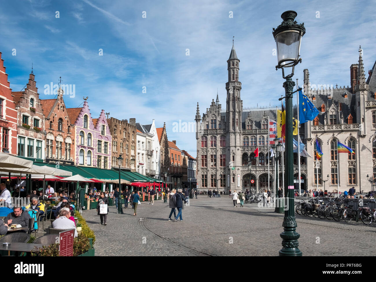 Scène de rue avec une architecture historique, présentant la cour provinciale et Historium, Markt, dans la ville médiévale de Bruges, Flandre occidentale, Belgique Banque D'Images