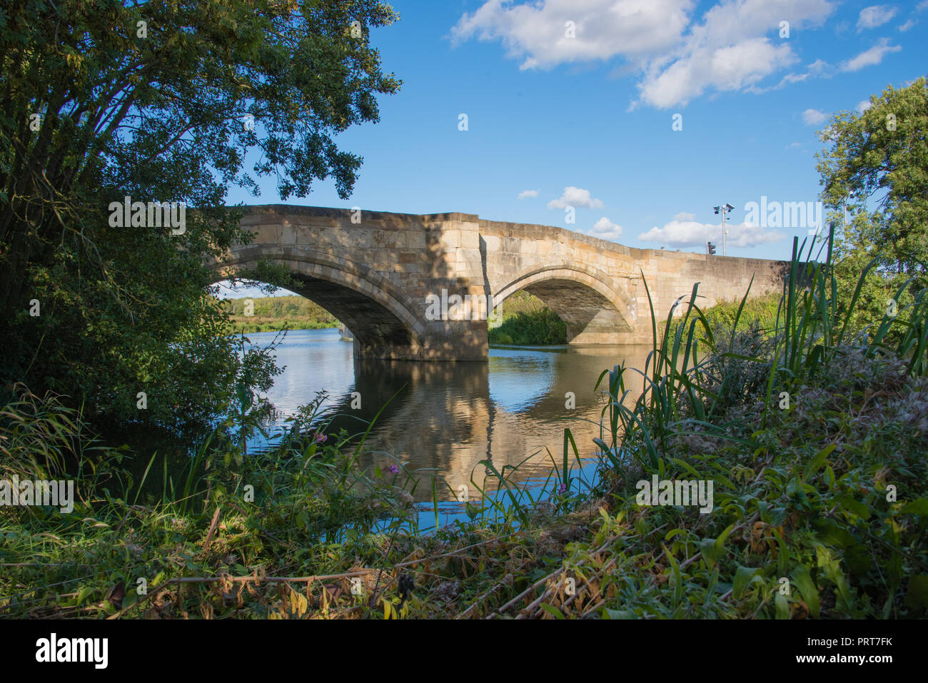 Vieille pierre voie unique pont routier sur la rivière Derwent entre Elvington et Sutton au Yorkshire Banque D'Images