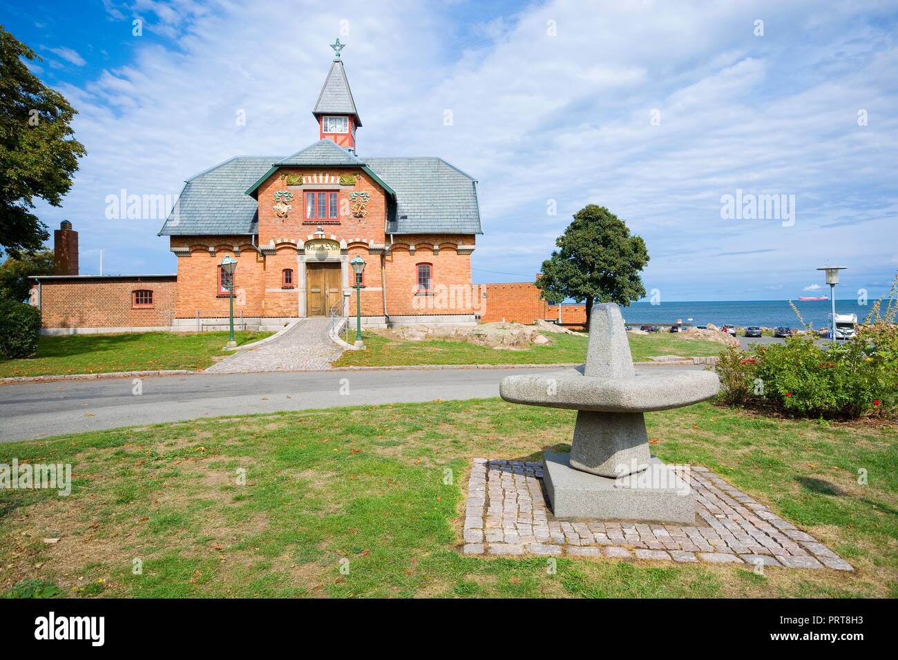 ALLINGE, DANEMARK - 24 août 2018 : Le vieux bâtiment de l'école technique de briques rouges sur la côte de la mer Baltique, construit en 1895. De 1970 à 2017 il w Banque D'Images