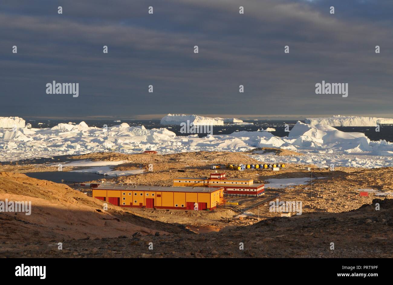 Panorama et juste de l'air. Sur la banquise, le relief et les paysages de l'Antarctique. Lever du soleil, le jour, le coucher du soleil. Banque D'Images