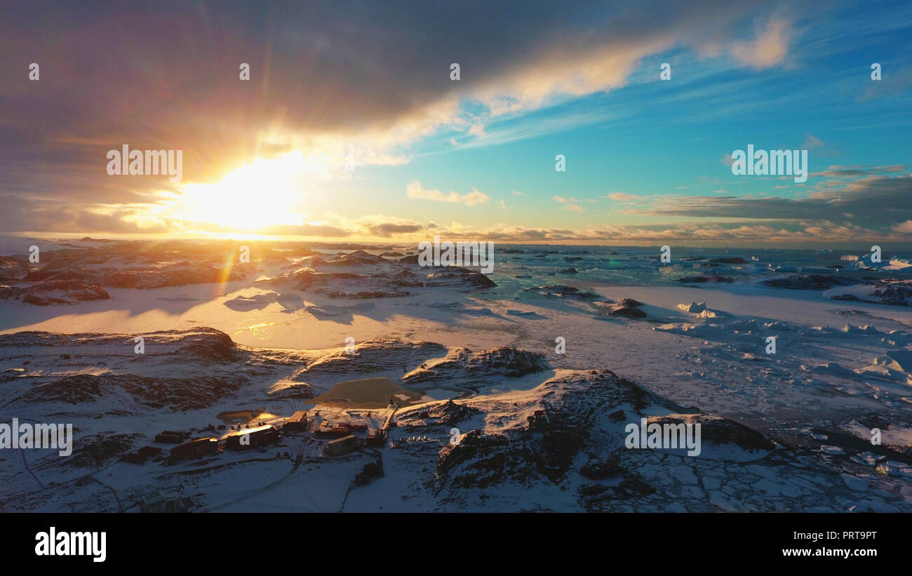 Panorama et l'air juste sur la banquise, le relief et les paysages de l'Antarctique. Lever du soleil, le jour, le coucher du soleil. Banque D'Images