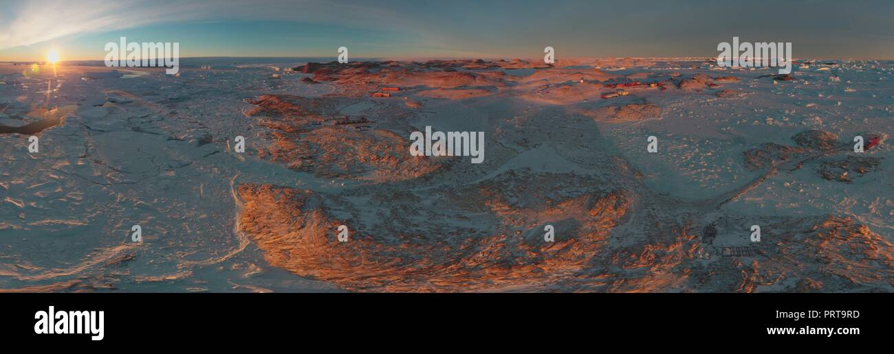 Panorama et l'air juste sur la banquise, le relief et les paysages de l'Antarctique. Lever du soleil, le jour, le coucher du soleil. Banque D'Images