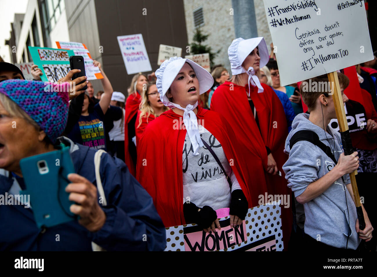 Des femmes habillées comme des caractères du livre 'The Handmaid's Tale" de protestation contre la visite de Vice Président américain Mike pence le 2 octobre. Spokane, Washi Banque D'Images