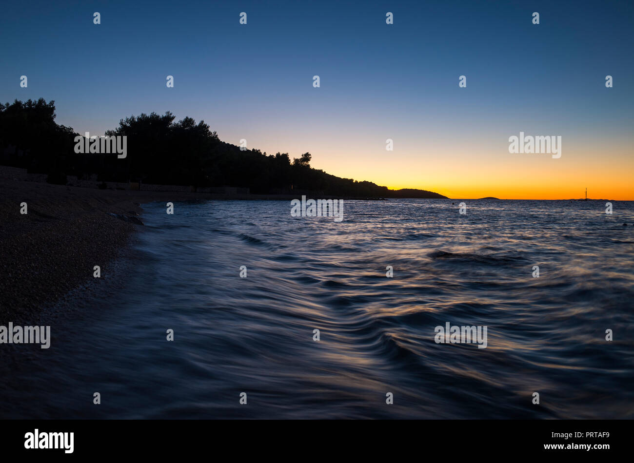 Coucher du soleil à la mer Adriatique, à Razanj Croatie. Beau crépuscule soir à l'océan. Calme, paisible en plein air libre de droit. Banque D'Images