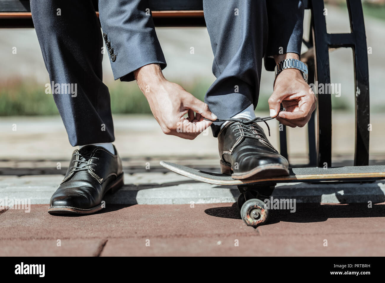 Mains Chaussures Et Skate Avec Un Homme Attachant Ses Lacets Sur