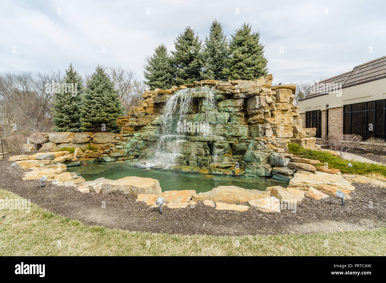 Fontaine à l'extérieur de bâtiments commerciaux à Overland Park Banque D'Images