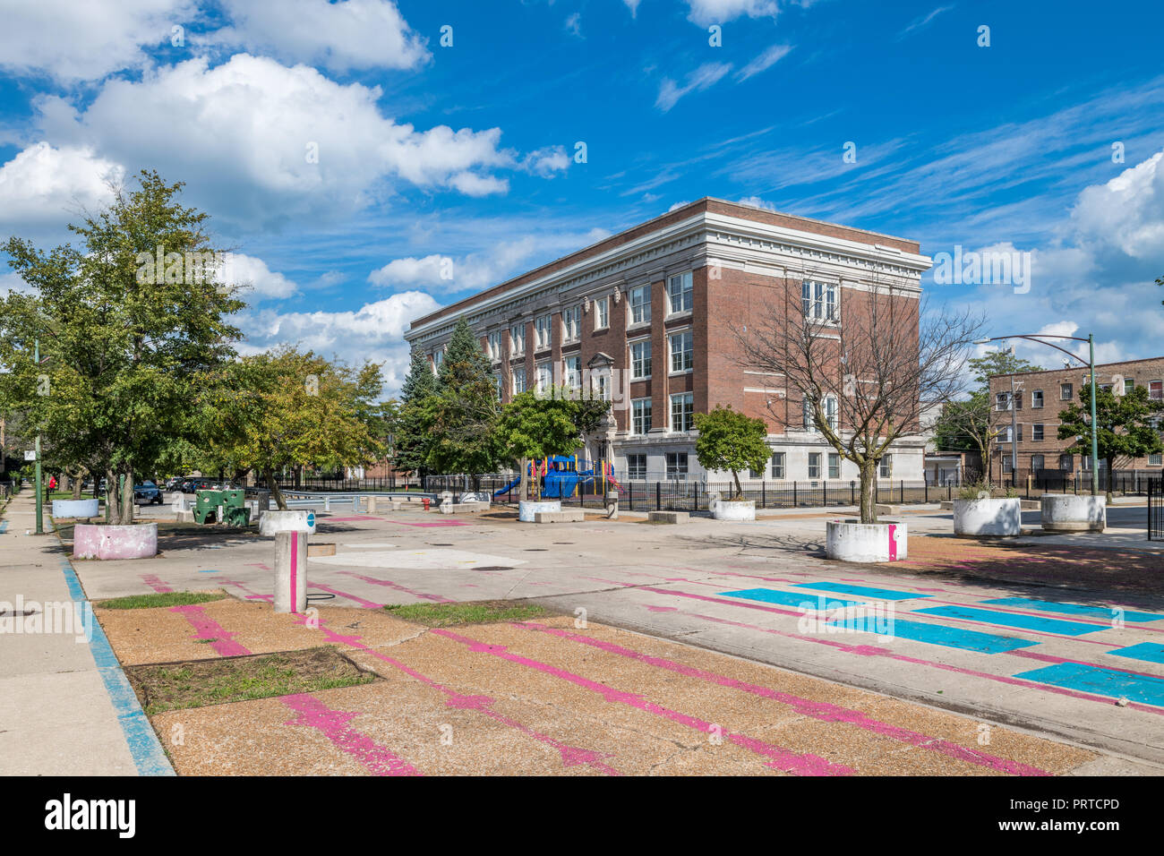 L'école primaire et sur le côté sud de la plaza Banque D'Images