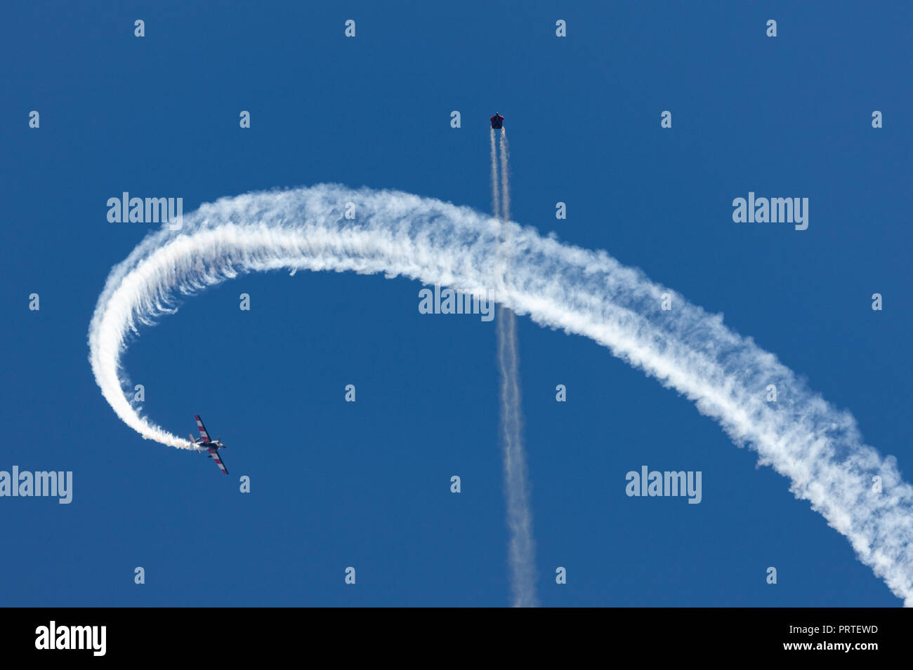Melissa Andrzejewski battant un Edge 540 avions de voltige autour de Wing suit flyer Rex Pemberton. Banque D'Images