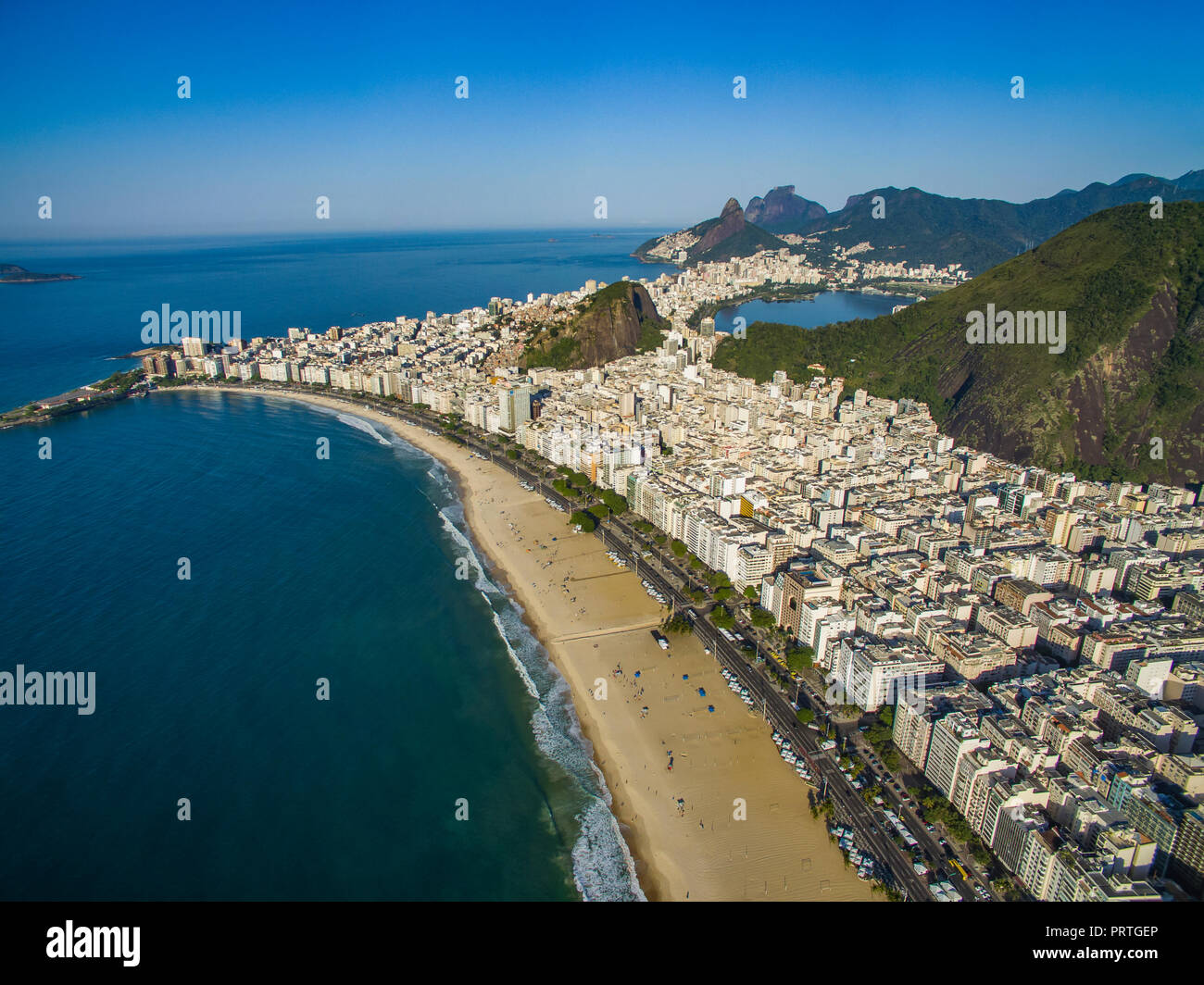 La plage de Copacabana dans quartier Copacabana, Rio de Janeiro, Brésil. L'Amérique du Sud. La plage la plus célèbre dans le monde entier. La ville magnifique. Banque D'Images