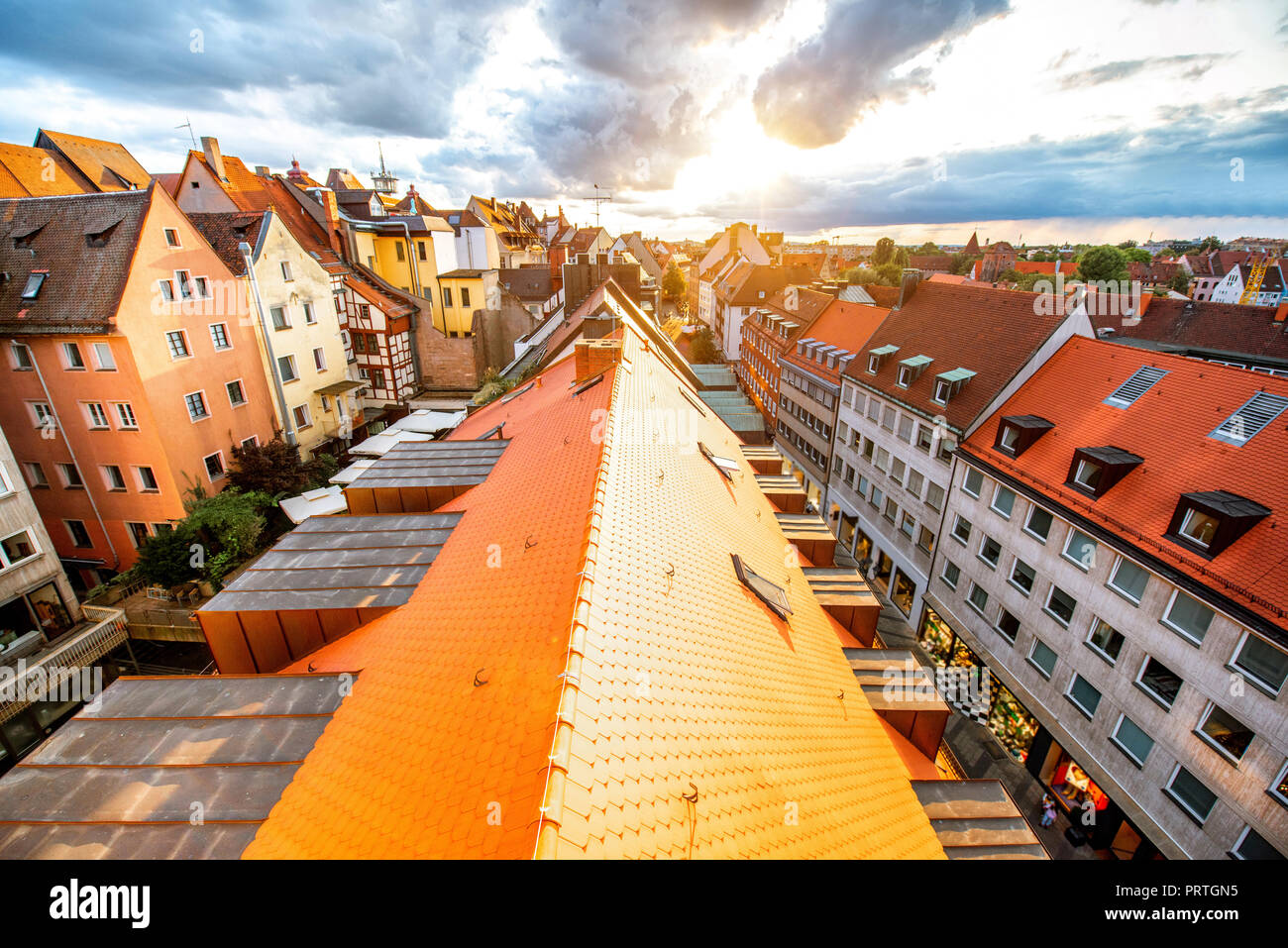 Cityscape haut Vue sur la vieille ville avec des bâtiments colorés à Nuremberg au coucher du soleil, Allemagne Banque D'Images