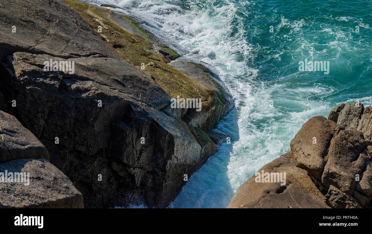 Rock en mer. Les vagues se brisant sur une plage de galets. Belle Mer vagues se briser contre les rochers de la plage de Leblon Rio de Janeiro, Brésil province Banque D'Images