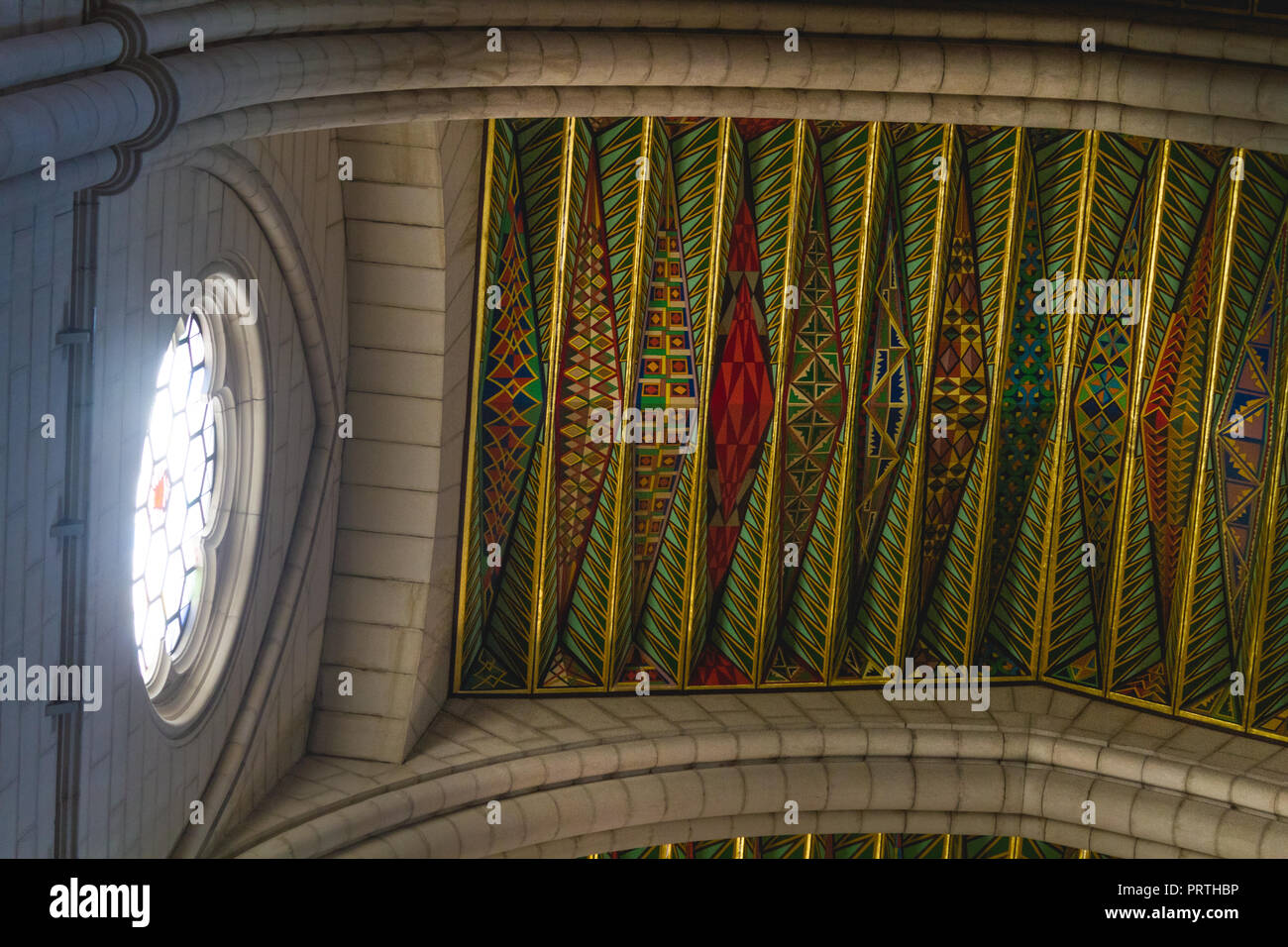 Plafond coloré et lumineux de la lumière de la fenêtre dans la cathédrale Almudena, Madrid Espagne Banque D'Images