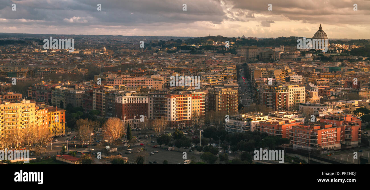City scape panorama de Rome, visible au centre, quartier de Prati et du Vatican. Moody et coucher du soleil à la pluie l'éclairage. Banque D'Images