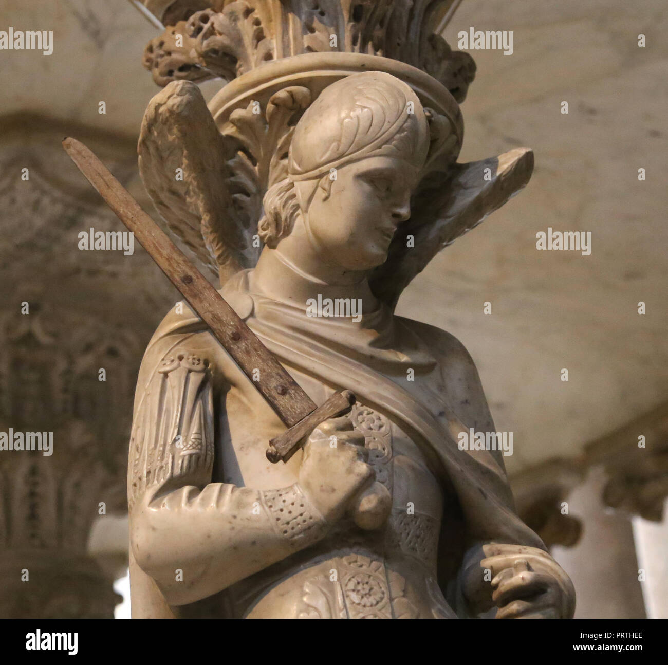 L'Italie. Pise. Le pulppit La cathédrale de Pise. Par Giovanni Pisano (c.1250-1315). De style gothique. La figure de saint Michel Archange. Banque D'Images