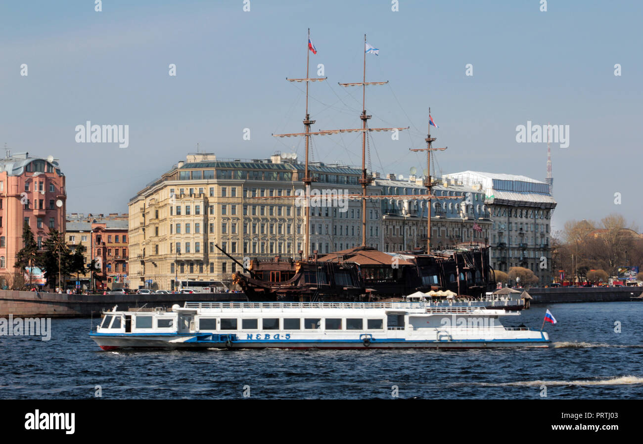 L'un des nombreux canaux plus larges, et l'un des nombreux bateaux de plaisance qui prennent les touristes et touristiques autour de la ville de Saint-Pétersbourg sur l'eau. Dans l'arrière-plan est une énorme, 3 mâts, qui ressemble un peu de ram enchaînés. Banque D'Images