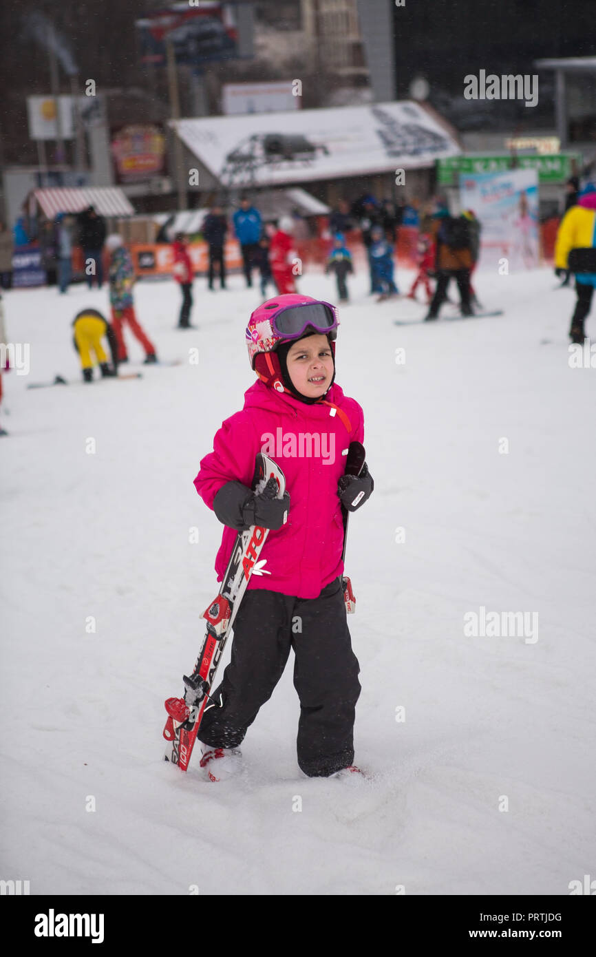 L'Ukraine, Kiev ski Protasov Yar 25 Janvier, 2015. La pente de ski dans le centre ville. L'école de ski pour enfants. L'instructeur enseigne un groupe de p Banque D'Images