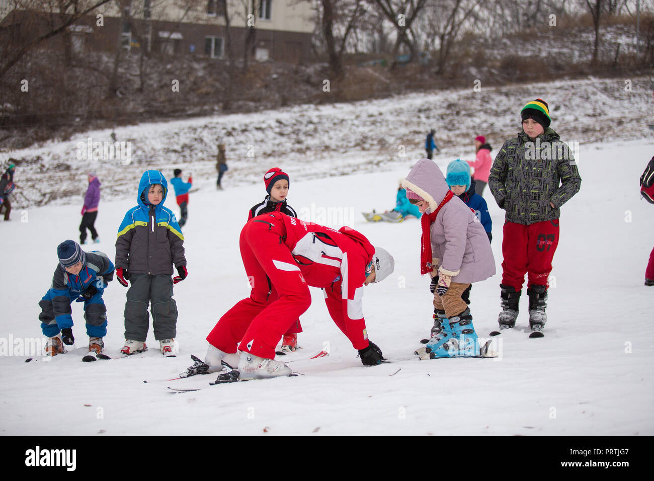 L'Ukraine, Kiev ski Protasov Yar 25 Janvier, 2015. La pente de ski dans le centre ville. L'école de ski pour enfants. L'instructeur enseigne un groupe de p Banque D'Images