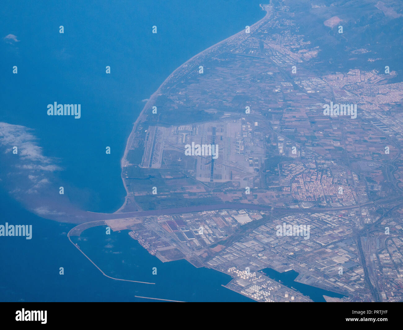 Vue aérienne de l'aéroport de Barcelone à 35000ft à partir d'une fenêtre d'avion. Banque D'Images