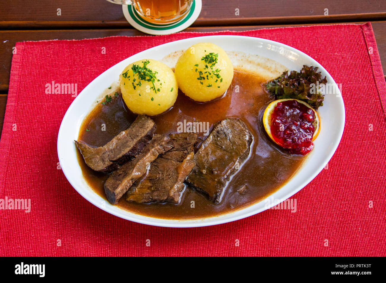 Sauebraten franconienne, le boeuf mariné dans du vinaigre et des herbes, Elke's Bierstadl im Kettensteg, Nuremberg, Allemagne Banque D'Images