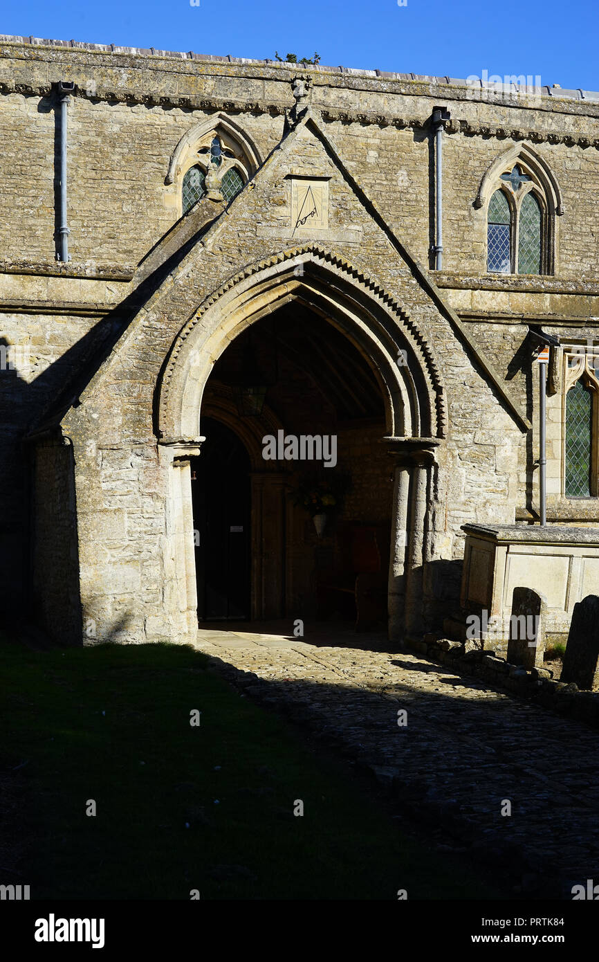Style Norman porte à l'église de St Andrew, Barnwell, Northants Banque D'Images